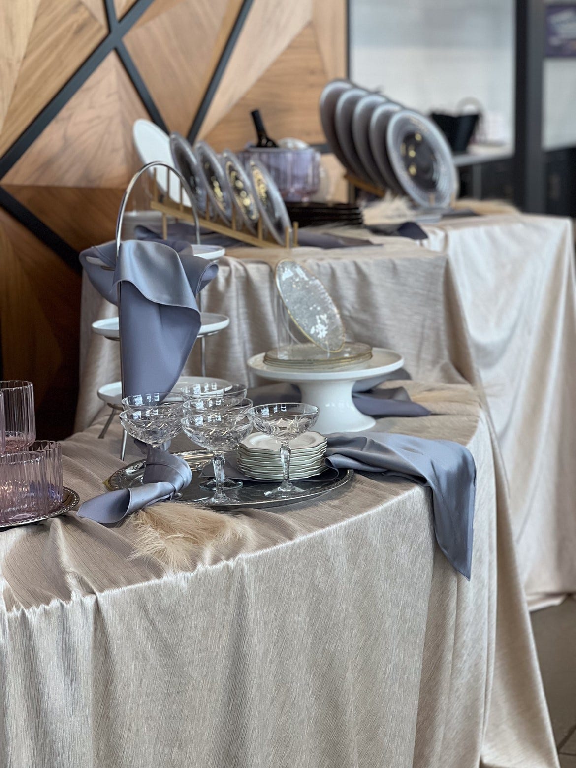 Serpentine Tables with Champagne Majestic Linen